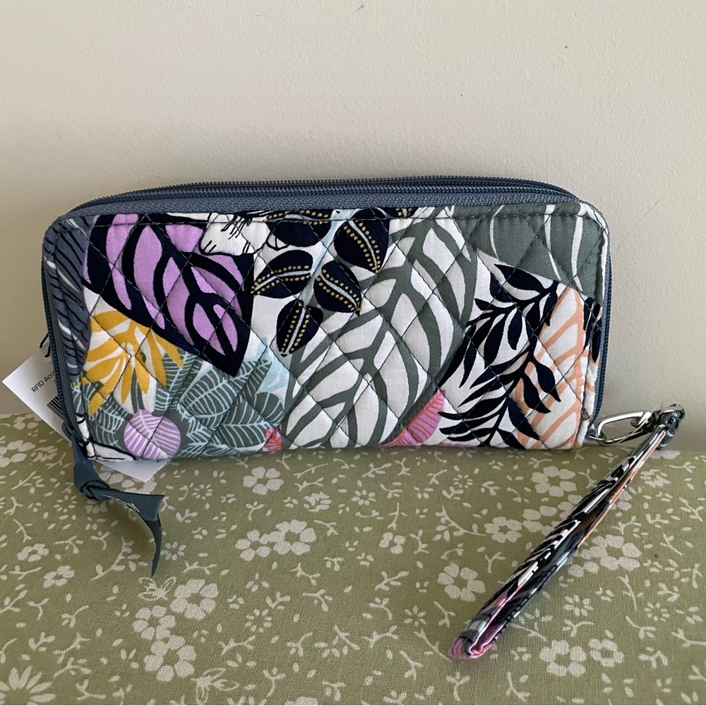 Vera Bradley RFID accordion wristlet zip wallet Palm Floral